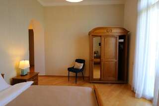 Отель Vera House Hotel Тбилиси Номер с кроватью размера «queen-size»-3
