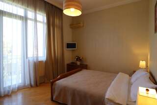 Отель Vera House Hotel Тбилиси Номер с кроватью размера «queen-size»-6
