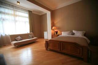 Отель Vera House Hotel Тбилиси Трехместный номер Делюкс-5